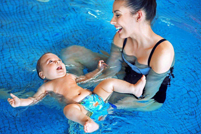8 Lợi ích quan trọng khi cho bé đi bơi sớm