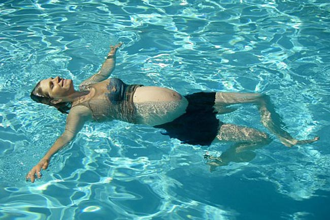 Đi bơi khi mang thai mang lại nhiều lợi ích cho thai nhi