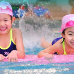 Kính bơi màu hồng cho bé gái 2 tuổi