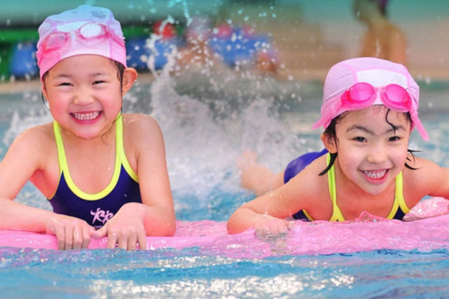 Kính bơi màu hồng cho bé gái 2 tuổi