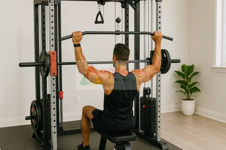người đàn ông đang tập giàn tạ đa năng tại nhà