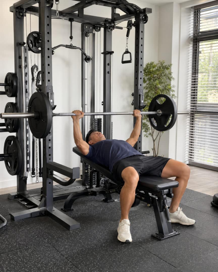 Tập bench press với giàn tạ đa năng tại nhà