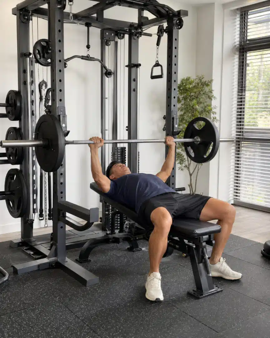 Tập bench press với giàn tạ đa năng tại nhà