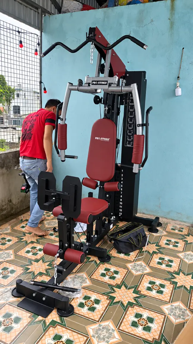 Nhân viên của Thể Thao Khởi Nguyên lắp đặt giàn tạ tại nhà khách hàng.