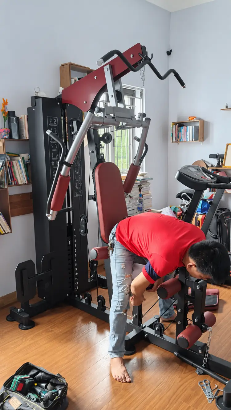 nhân viên đang lắp đặt giàn tạ tại nhà khách hàng