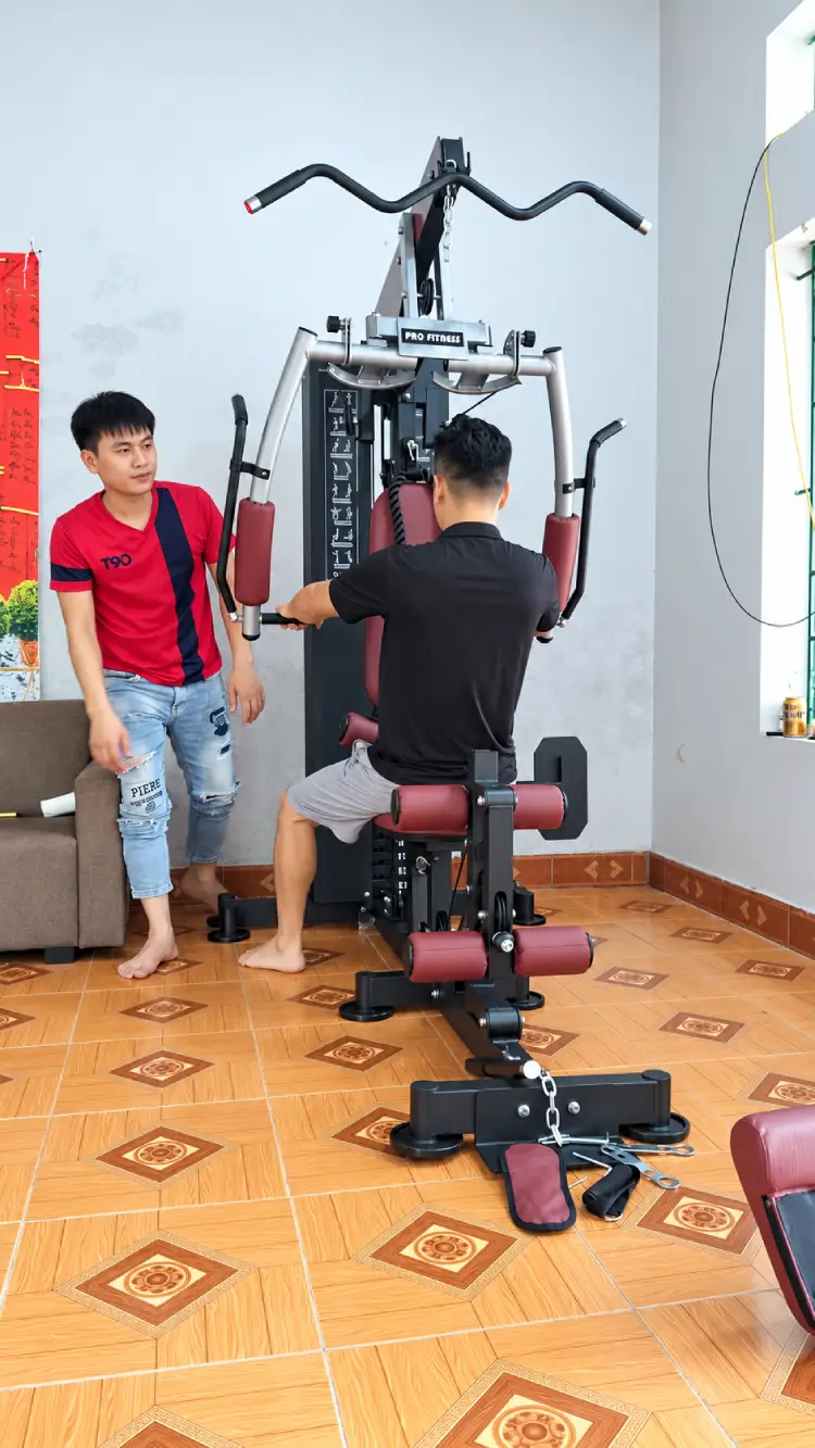khách hàng dùng thử giàn tạ sau khi lắp đặt